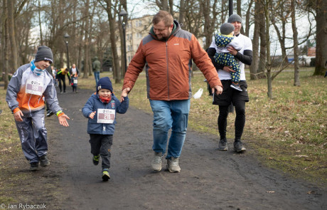 Na zdjęciu widoczni wychowankowie Mos Stargard pomagający w obsłudze biura zawodów i wydawania pakietów startowych, wyznaczania i taśmowania trasy, przewozu, rozładunku i załadunku sprzętu oraz w pracach porządkowych oraz biorący udział w biegu pod nazwą Tropem Wilczym