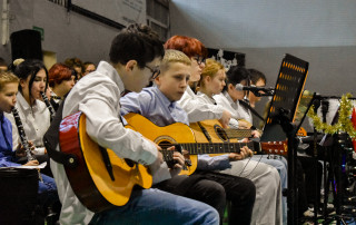 Na zdjęciu widoczni wychowankowie grający na gitarach wchodzący w skład Orkiestry Dętej Mos Stargard