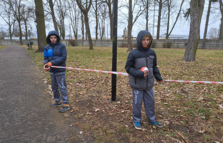 Na zdjęciu widoczni wychowankowie Mos Stargard pomagający w obsłudze biura zawodów i wydawania pakietów startowych, wyznaczania i taśmowania trasy, przewozu, rozładunku i załadunku sprzętu oraz w pracach porządkowych oraz biorący udział w biegu pod nazwą Tropem Wilczym