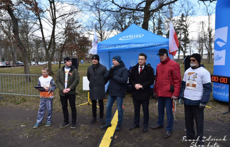 Na zdjęciu widoczni wychowankowie Mos Stargard pomagający w obsłudze biura zawodów i wydawania pakietów startowych, wyznaczania i taśmowania trasy, przewozu, rozładunku i załadunku sprzętu oraz w pracach porządkowych oraz biorący udział w biegu pod nazwą Tropem Wilczym