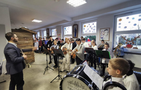 Na zdjęciu widoczni wychowankowie grający na instrumentach, którzy wchodzą w skład Orkiestry Dętej Mos Stargard