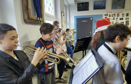 Na zdjęciu widoczni wychowankowie grający na instrumentach, którzy wchodzą w skład Orkiestry Dętej Mos Stargard