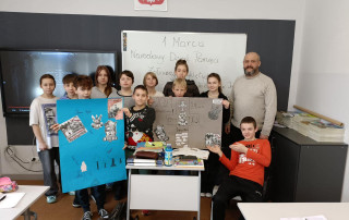 Na zdjęciu widoczni wychowankowie Mos Stargard wraz z nauczycielem lekcji historii trzymający plakaty upamiętniające Żołnierzy Wyklętych