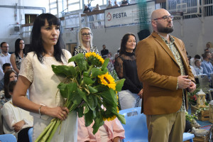 Na zdjęciu widoczna Pani Marta Siwak Dyrektor SSP w Mos Stargard oraz Pan łukasz Kotecki Wicedyrektor Mos i EDB w Stargardzie uczestniczący w apelu kończacym rok szkolny
