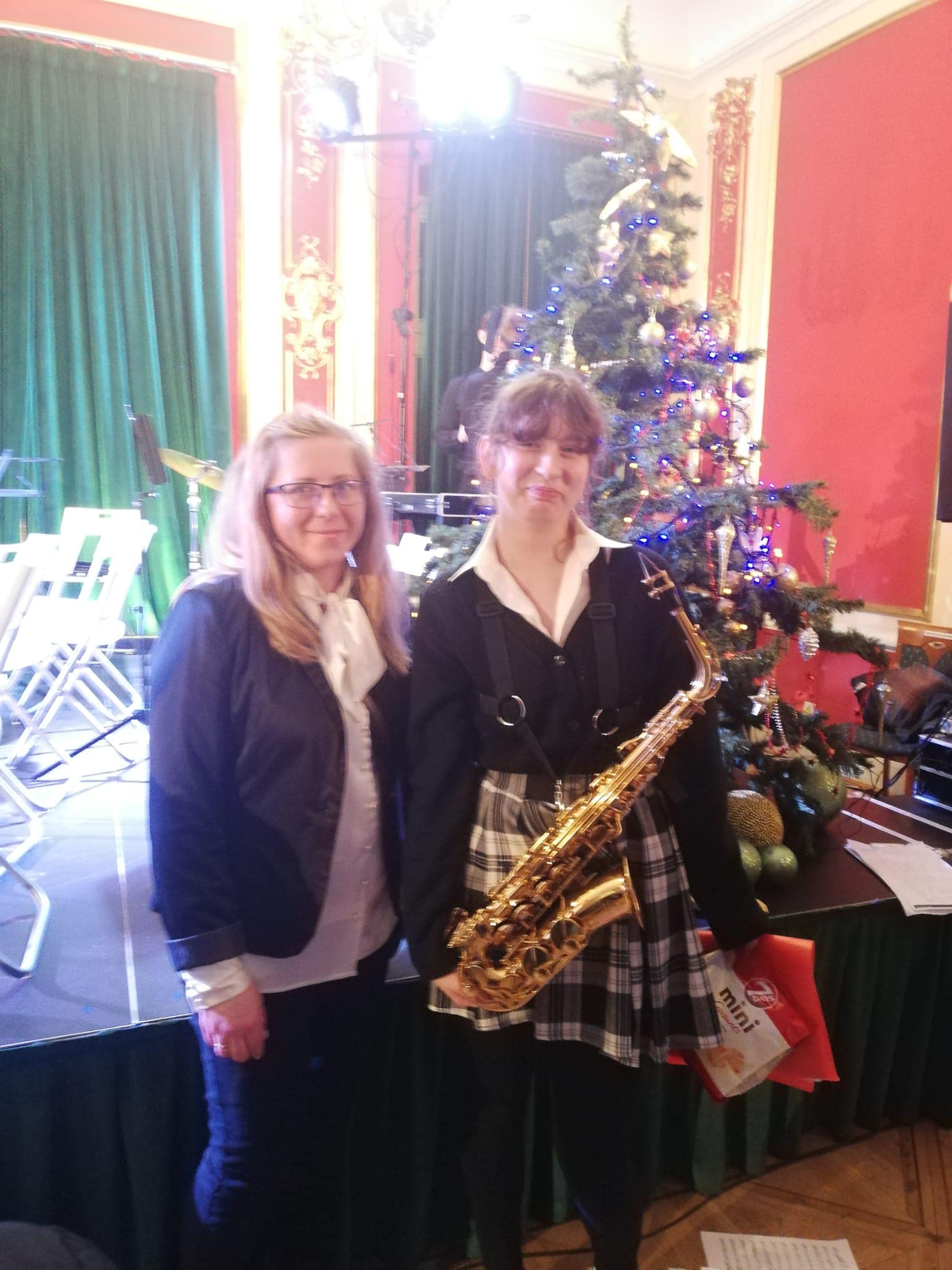 Na zdęciu widoczna Marysia Zagozdon wychowanką MOS Stargard, która wystąpiła grając na saksofonie altowym podczas koncertu pod tytułem "Trzynastka Świątecznie".