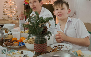 Na zdjęciu widoczni wychowankowie MOS Stargard podczas kolacji wigilijnej w internacie chłopców w Kluczewie.