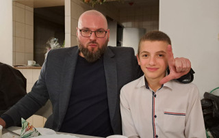 Na zdjęciu widoczny wychowanek oraz Łukasz Kotecki Wicedyrektor Młodzieżowego podczas kolacji wigilijnej w internacie chłopców w Kluczewie.