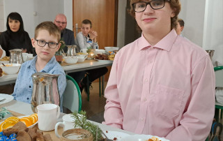 Na zdjęciu widoczni wychowankowie oraz kadra zarzadzająca MOS Stargard podczas kolacji wigilijnej w internacie chłopców w Kluczewie.