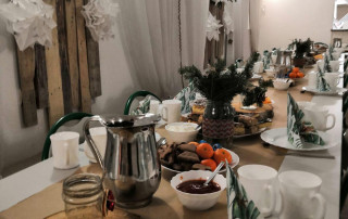 Na zdjęciu widoczne potrawy bożonarodzeniowe na stole wigilijnym w internacie chłopców w Kluczewie.