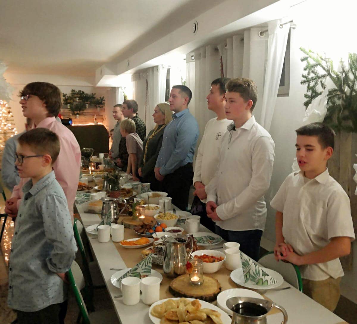 Na zdjęciu widoczni wychowankowie oraz wychowawcy MOS Stargard podczas kolacji wigilijnej w internacie chłopców w Kluczewie.