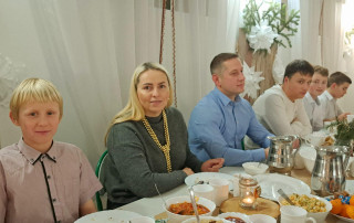Na zdjęciu widoczni wychowankowie oraz wychowawcy MOS Stargard podczas kolacji wigilijnej w internacie chłopców w Kluczewie.