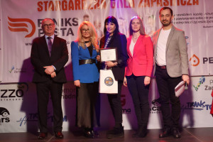 Na zdjęciu widoczny Mirosław Rybkowski Dyrektor Młodzieżowego Ośrodka Socjoterapii w Stargardzie oraz Marta Siwak Dyrektor Szkoły Podstawowej Młodzieżowego Ośrodka Socjoterapii w Stargardzie wraz z Prezesem i członkami klubu LKS Feniks PESTA Stargard podczas wręczenia wyróżnienia dla MOS Stargard na Gali LKS Feniks PESTA Stargard.