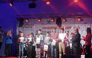 Na zdjęciu widoczny Mirosław Rybkowski Dyrektor Młodzieżowego Ośrodka Socjoterapii w Stargardzie wraz z wychowankami MOS Stargard wyróżnionymi na Gali LKS Feniks PESTA Stargard.