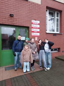 Na zdjęciu grupa wychowanków MOS Stargard wraz z wychowawcą weekndowym przed wejściem do Domu Samotnej Matki w Stargardzie.