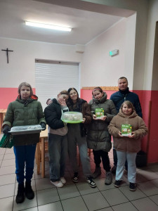 Na zdjęciu grupa wychowanek MOS Stargard wraz z wychowawcą weekndowym trzymające w ręku przygotowane przez wychowanki Mos Stargard, słodkości, które zostały przekazane do Domu Samotnej Matki w Stargardzie.