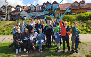 Na zdjęciu widoczni wychowankowie MOS Stargard trzymający wstążki koloru błękitnego przed uczestnictwem czwartym Marszu Dla Autyzmu
