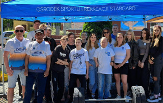 Na zdjęciu wychowankowie Mos Stargard podczas przygotowania do Biegu Forsycji w Stargardzie wraz z kadrą OSIR Stargard