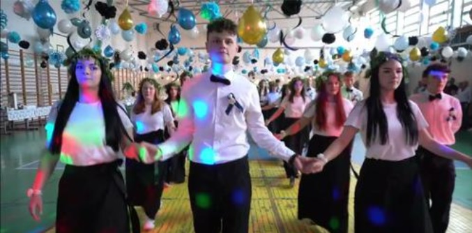 Na zdjęciu widoczni uczniowie - wychowankowie MOS Stargard podczas tańczenia poloneza na balu ósmoklasisty