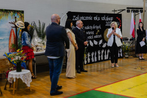 Na zdjęciu widoczna podczas przemowy na zakończenie roku szkolnego, Wiceprezydent Stargardu Ewa Sowa wraz Kadra zarządzająca MOS Stargard .