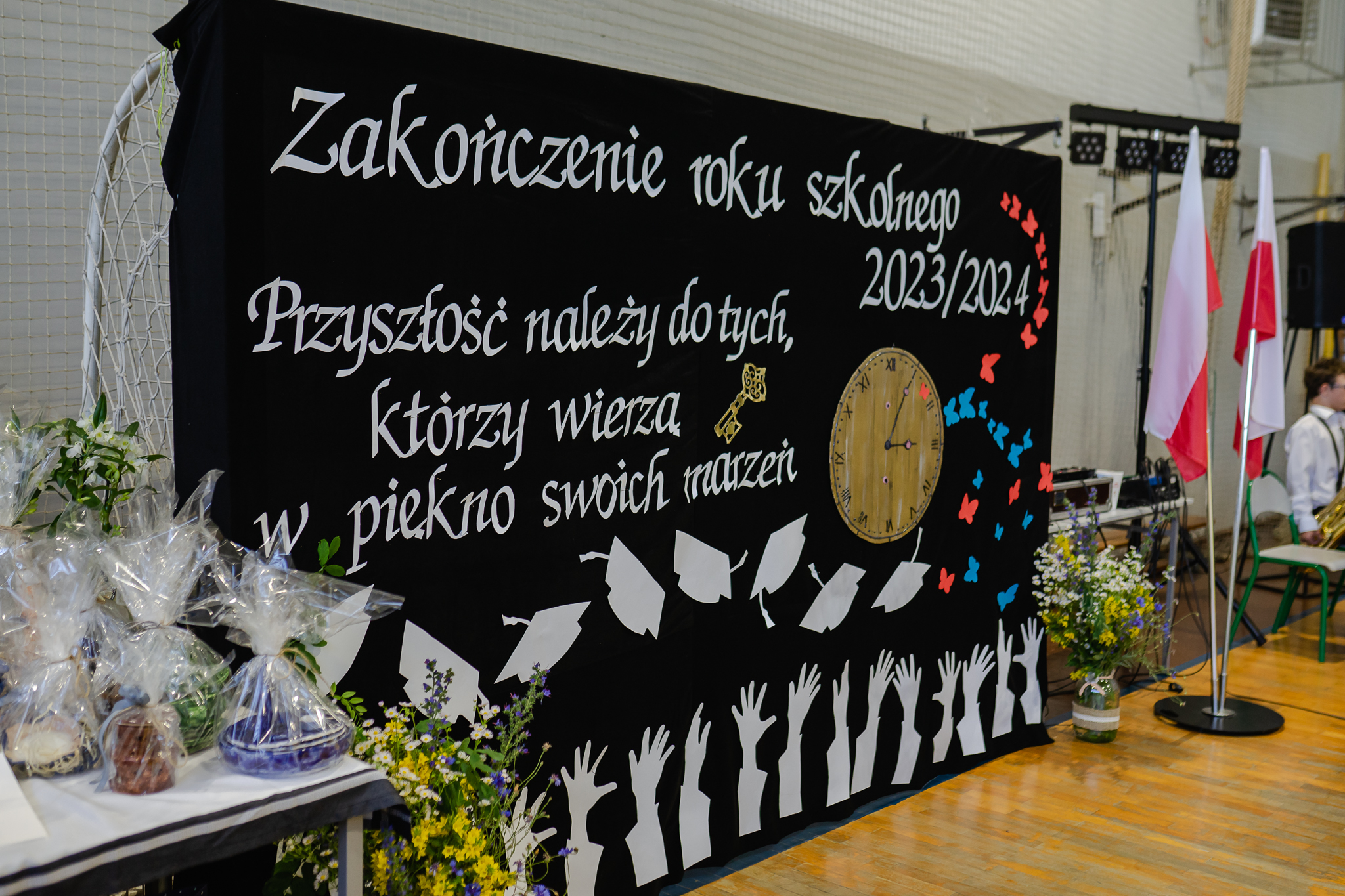 Na zdjęciu widoczna tablica informująca Zakończenie roku szkolnego w MOS Stargard 2023-2024.