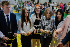 Na zdjęciu widoczni wychowankowie MOS Stargard przecinający sznurek z kluczami - symbol zakończania roku szkolnego w MOS Stargard..