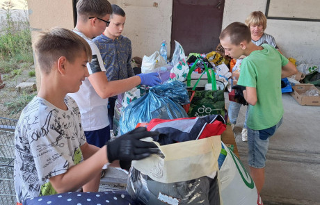 Wychowankowie Mos Stargard podczas Pierwszego w tym roku szkolnym ognisku integracyjnym w Kluczewie