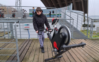 Na zdjęciu wychowankowie MOS Stargard pomagający w rozstawianiu sprzętu na Stargardzki Triathlonie Mikołajkowym